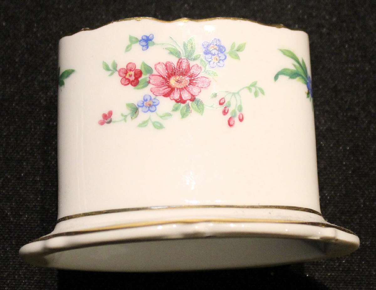 Up for sale is this Elegant Royal Bayreuth Germany US Zone Toothpick Holder in great condition with no chips or cracks. It measures approx. 2 inches tall.Shipping Excludes: Alaska/Hawaii, US Protectorates, APO/FPO, PO BoxShipping Provided to the United