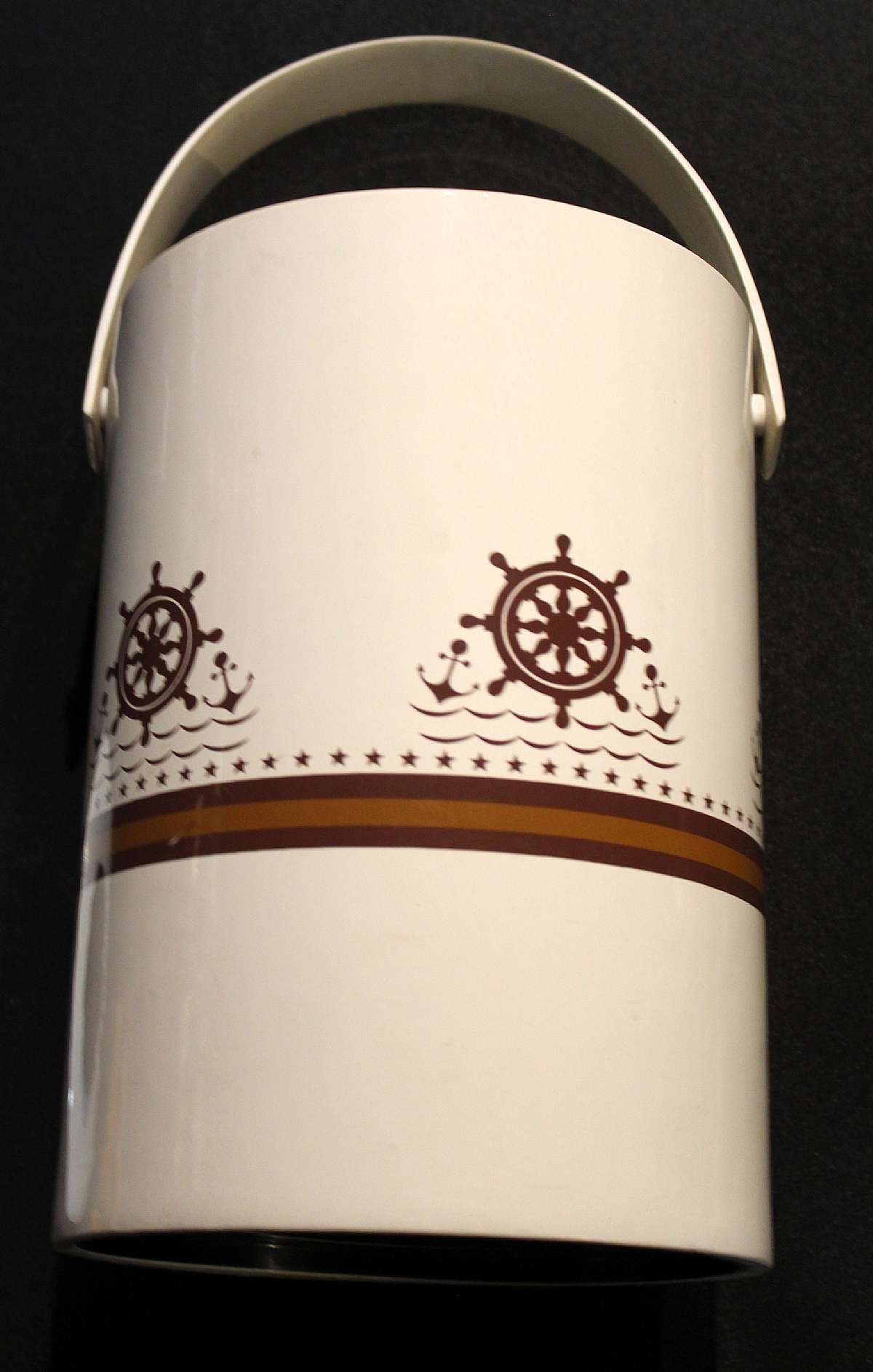 Up for sale is this Vintage Ice Bucket Decorated With Ships Wheels & Anchors in great condition. It Measure approx. 11"T by 7 3/4"W.  Nice old piece.Shipping Excludes: Alaska/Hawaii, US Protectorates, APO/FPO, PO BoxShipping Provided to th