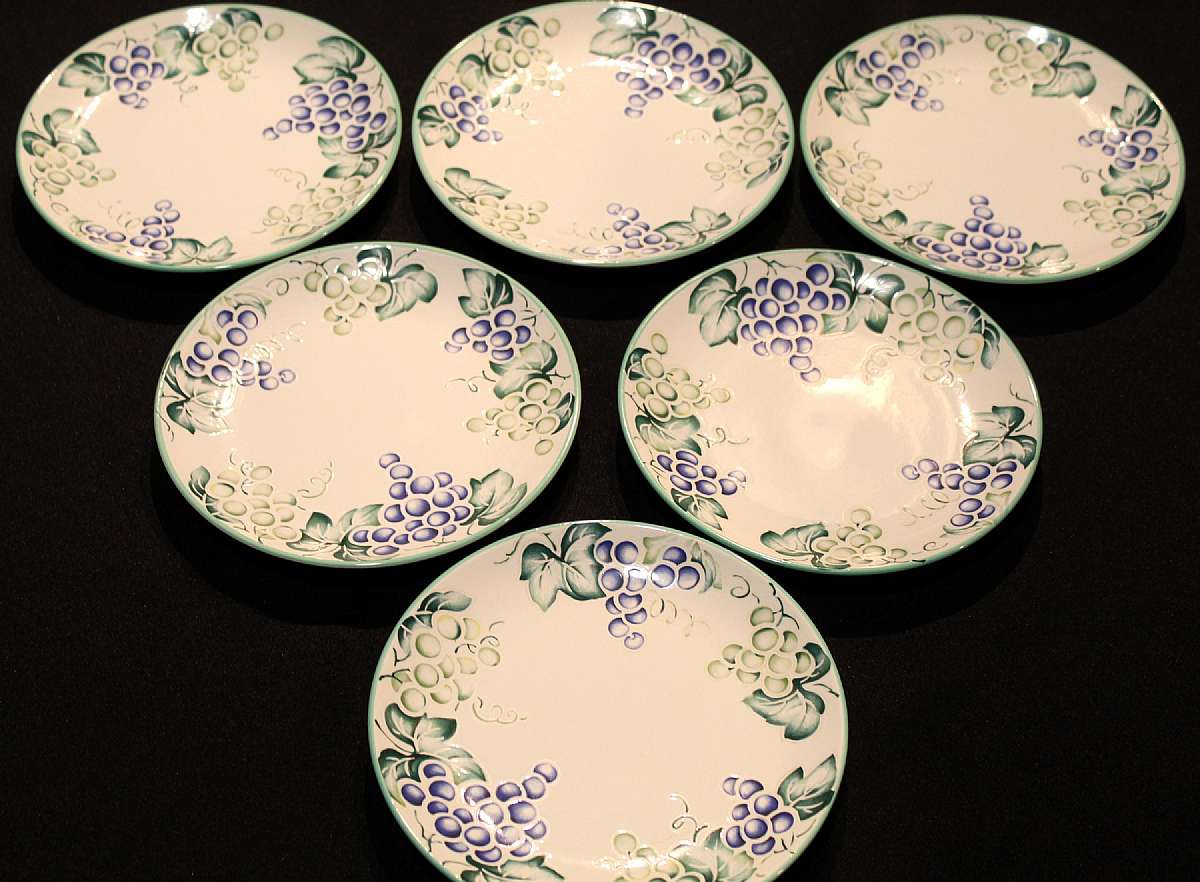 Up for sale are these Corning Designs Japan Grape Bower Corning Set Of Six Salad Plates Bowl in Excellent Condition with no chips, crazing or cracks. They measure approx. 7 1/2"W.Shipping Excludes: Alaska/Hawaii, US Protectorates, APO/FPO, PO BoxSh