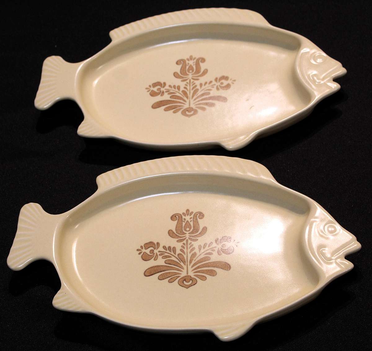 Up for sale are these Pfaltzgraff Village Oval Seafood Bake N Server Platter #246 Set Of Two in very excellent condition with no chips or cracks. They measure approx. 13"L By 7 3/4"WShipping Excludes: Alaska/Hawaii, US Protectorates, APO/FPO, P