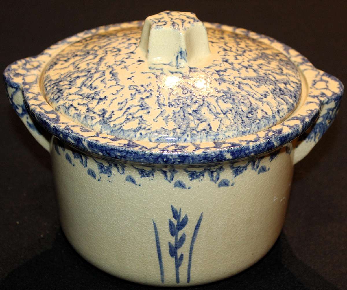 Up for sale is this R.R.P. Co. USA Roseville Ohio Blue Spongeware Covered Casserole in good condition with no chips. There is some crazing. Measures approx. 7 1/2"T with the lid and 5 1/2"W.Shipping Excludes: Alaska/Hawaii, US Protectorates, AP