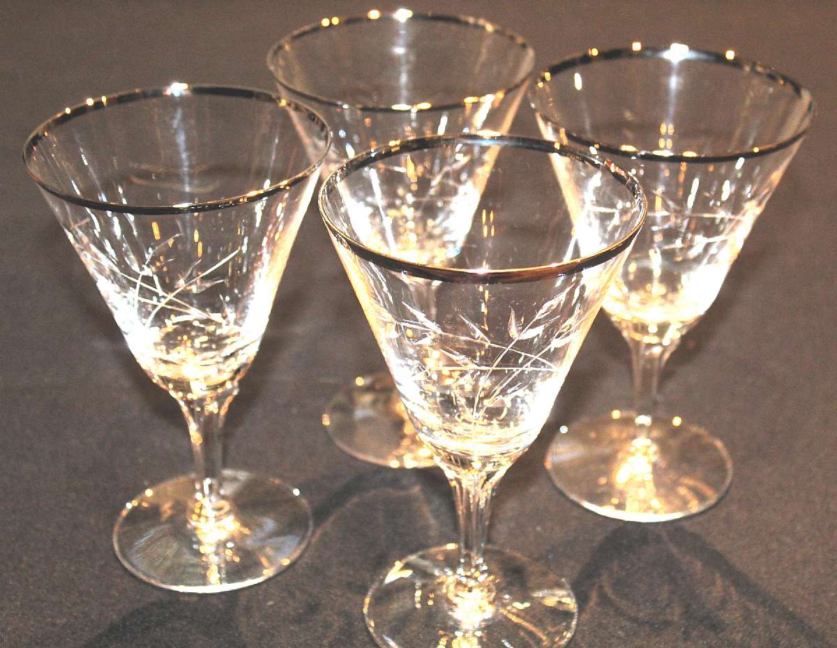 Up for sale are these Fostoria Bridal Belle Set of Four Water Goblets in excellent condition with no chips or cracks. The Water Goblets Glasses measure approx. 6 3/8"T by 4"W. Gorgeous Vintage Stemware.Shipping Excludes: Alaska/Hawaii, US Prote