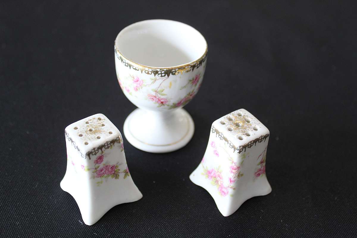 Up for sale is this Altrohlau Original Bridal Rose Egg Cup & Salt & Pepper Shakers with little design wear. The Egg Cup Measures approx. 2 3/8"T. The Salt & Pepper Shakers do not have stoppers & measure approx. 1 3/4"T and one do