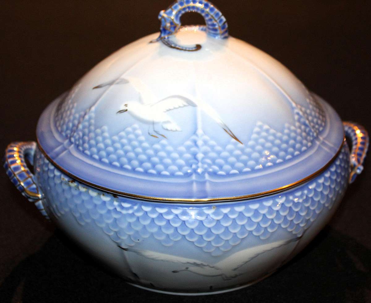 Up for sale is this Bing & Grondahl Seagull Round Covered Vegetable Bowl #512 in excellent condition with no chips or cracks. Beautiful Piece.  Please see my other sales for more of this beautiful pattern. Shipping Excludes: Alaska/Hawaii, US Protect