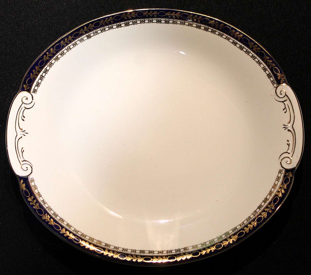 Up for sale is this Alfred Meakin Bleu De Roi Cake Plate in great condition with no chips or cracks or crazing. Measures approx. 10 1/4"W.Shipping Excludes: Alaska/Hawaii, US Protectorates, APO/FPO, PO BoxShipping Provided to the United States Only