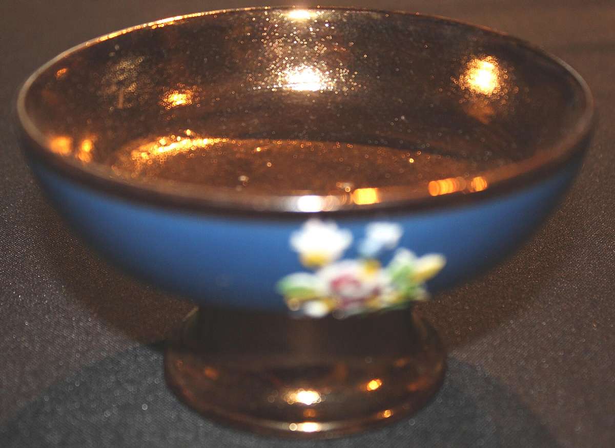 Up for sale is this Antique Copper Luster 1820-1850 Bowl in great condition. The Bowl Measures approx. 5 1/2"W by 3"T. Copper Luster is a metallic Luster on pottery obtained by firing a copper - salt glaze applied to the pottery surface. Shippi