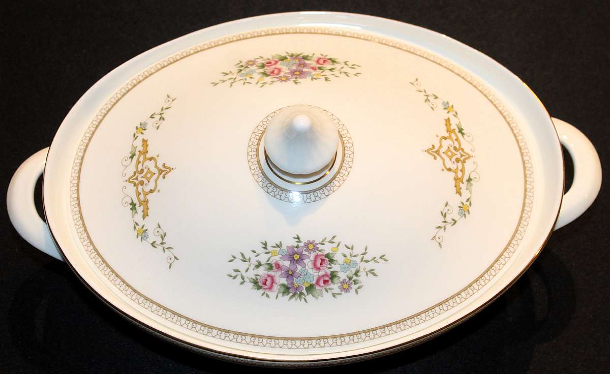 Up for sale is this Royal Doulton Alton Oval Covered Vegetable Bowl in outstanding excellent condition with no chips or cracks. The Vegetable Bowl measures approx. 10 1/4"L by 7 1/2"W by 3"D. Please see my many other sales for more of this