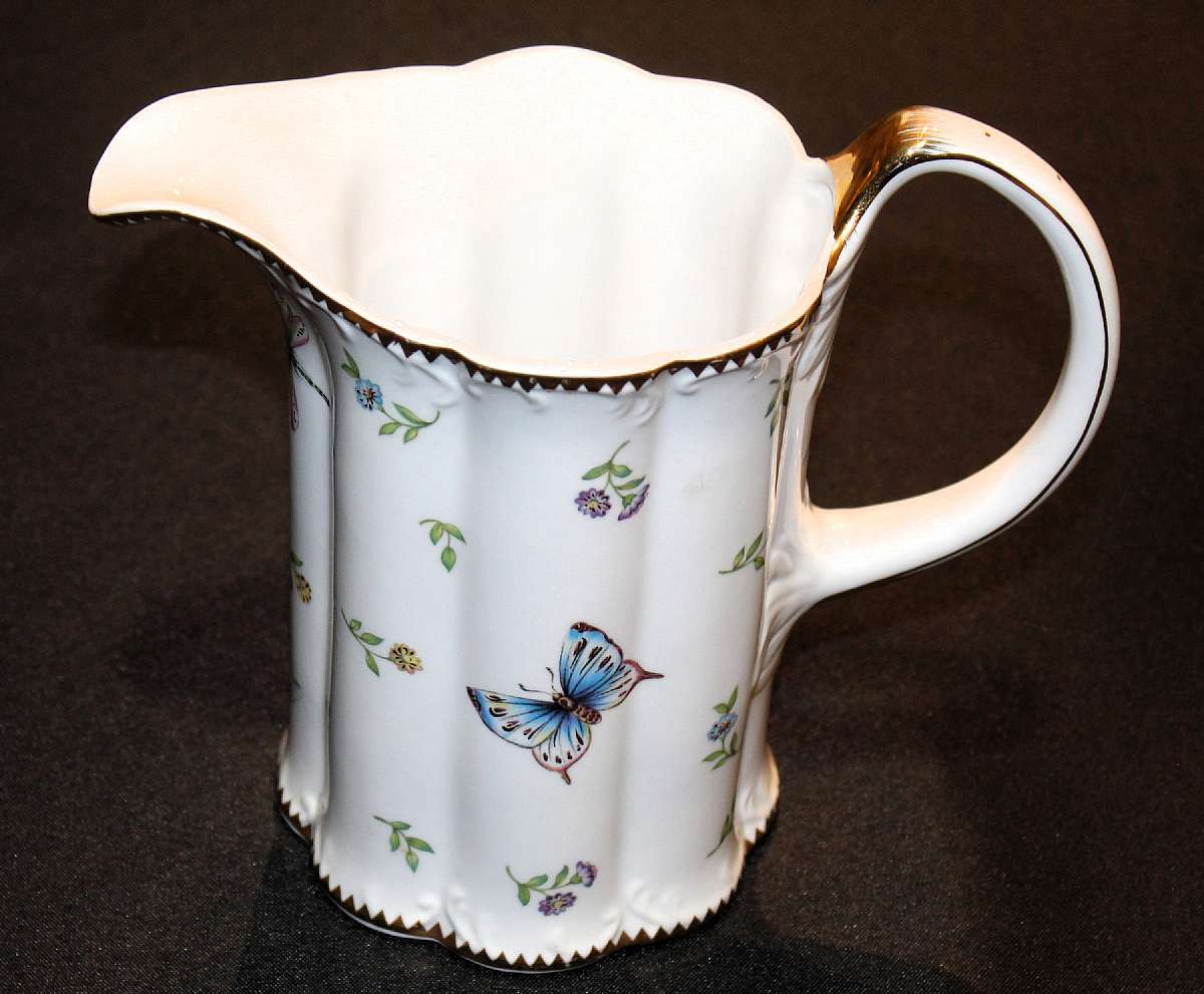 Up for sale is this Godinger Primavera Pitcher in excellent condition with no chips or cracks.  Measures approx. 6 3/4"T.Shipping Excludes: Alaska/Hawaii, US Protectorates, APO/FPO, PO BoxShipping Provided to the United States Only.