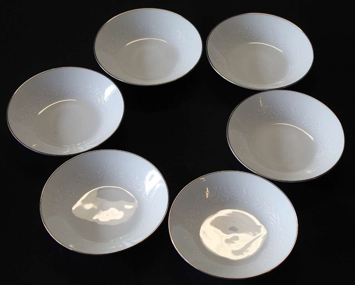 Up for sale are these Noritake Reina Set Of Six Fruit Bowls in excellent condition with no chips or cracks. The fruit bowls measure approx. 5 1/2"W.Shipping Excludes: Alaska/Hawaii, US Protectorates, APO/FPO, PO BoxShipping Provided to the United S