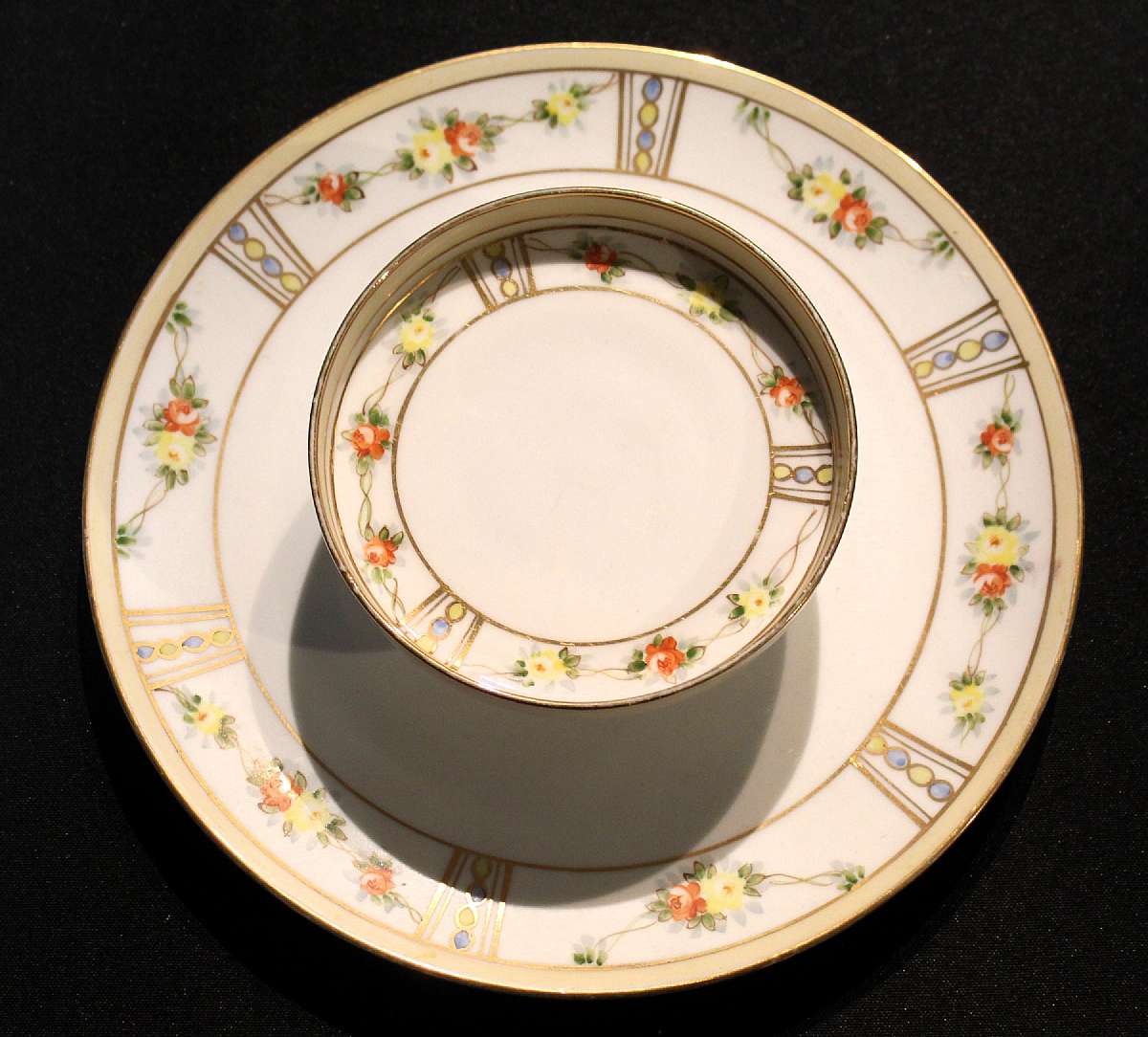 Up for sale is this Noritake Nippon Rising Sun Mark Chip & Dip Plate.in very good condition with no chips or cracks. Minor gold wear. It measures approx. 9 1/2 inches wide.Shipping Excludes: Alaska/Hawaii, US ProtectoratesShipping Provided to the Un