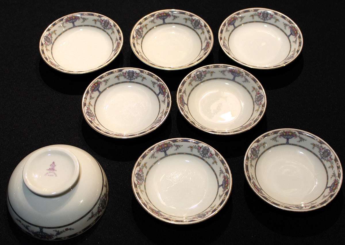 Up for sale sre these Beautiful Vintage Tirschenreuth The Chatham Set Of Seven Fruit Bowls & 1 Cereal Bowl. The fruit bowls measure approx. 5 " Wide and the cereal bowl is 5 1/4"W by 2 1/2"Deep. In excellent condition with no chips or c