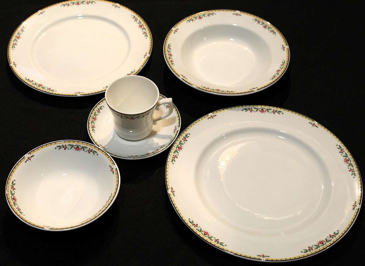 Up for sale is this Dudson Fine China Stoke-on-Trent England Vernon Court 6 Piece China Set in excellent condition. Included are one 11 1/4" Plate, one 10" Plate, one 8 1/2"W Bowl, one 6 1/4" Bowl, one saucer & one cup.Shipping Ex