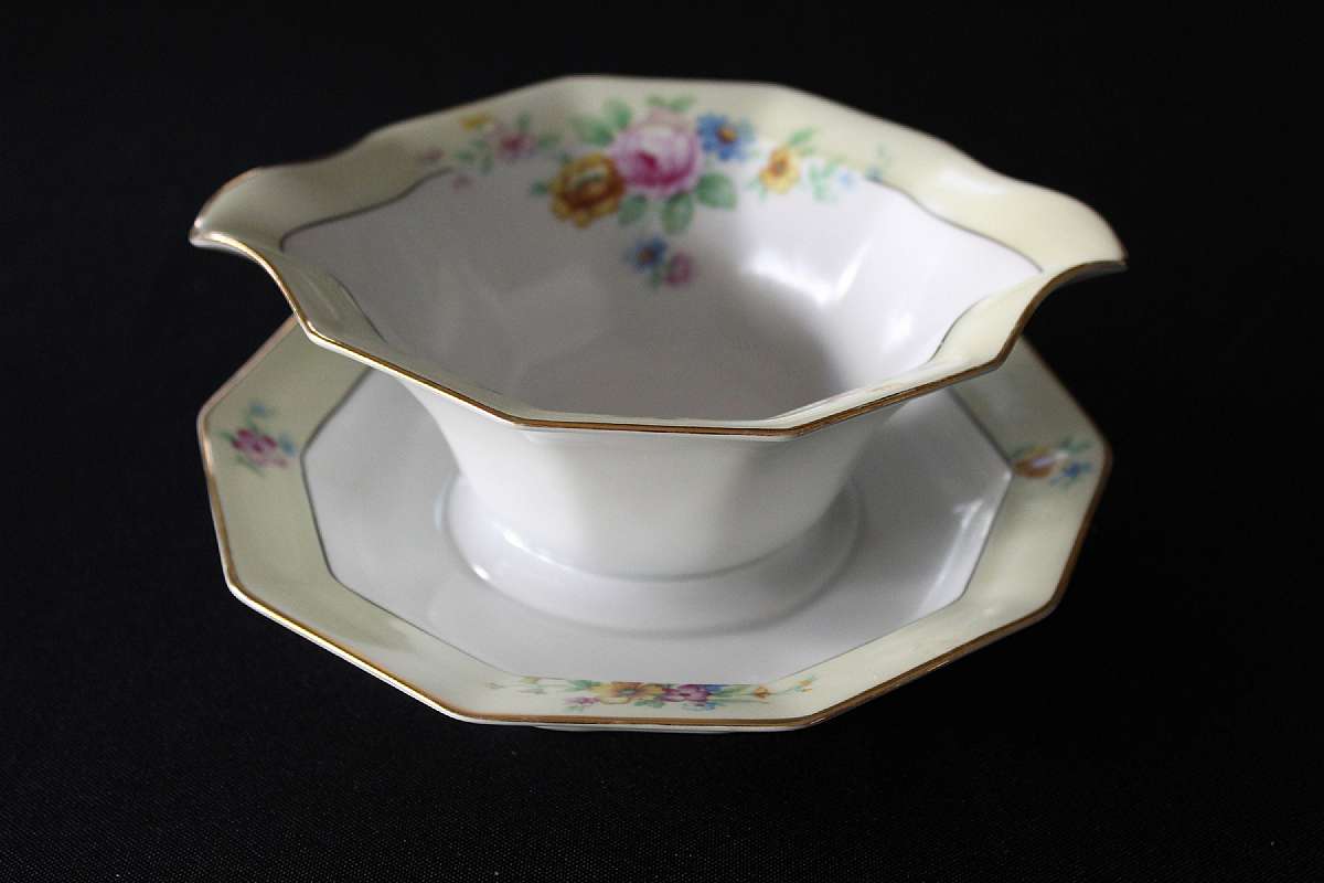 Up for sale is this Tirschenreuth The Wrexham Gravy Boat in excellent condition with no chips or cracks. It measures approx. 7 inches wide.  Shipping Excludes: Alaska/Hawaii, US Protectorates, APO/FPO, PO BoxShipping Provided to the United States Only