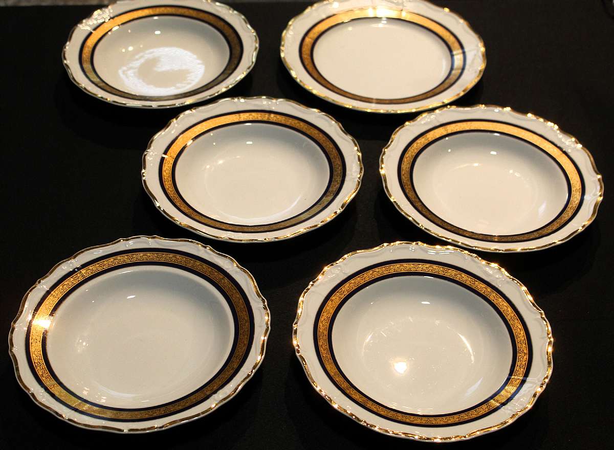 Up for sale are these Royal Prague Thun Karlovarsky Bohemian Porcelain 5 Bowls & 1 Plate. The bowls measure approx. 9"W and the plate is 9 3/4"W. No Chips or Cracks.Shipping Excludes: Alaska/Hawaii, US Protectorates, APO/FPO, PO BoxShippin
