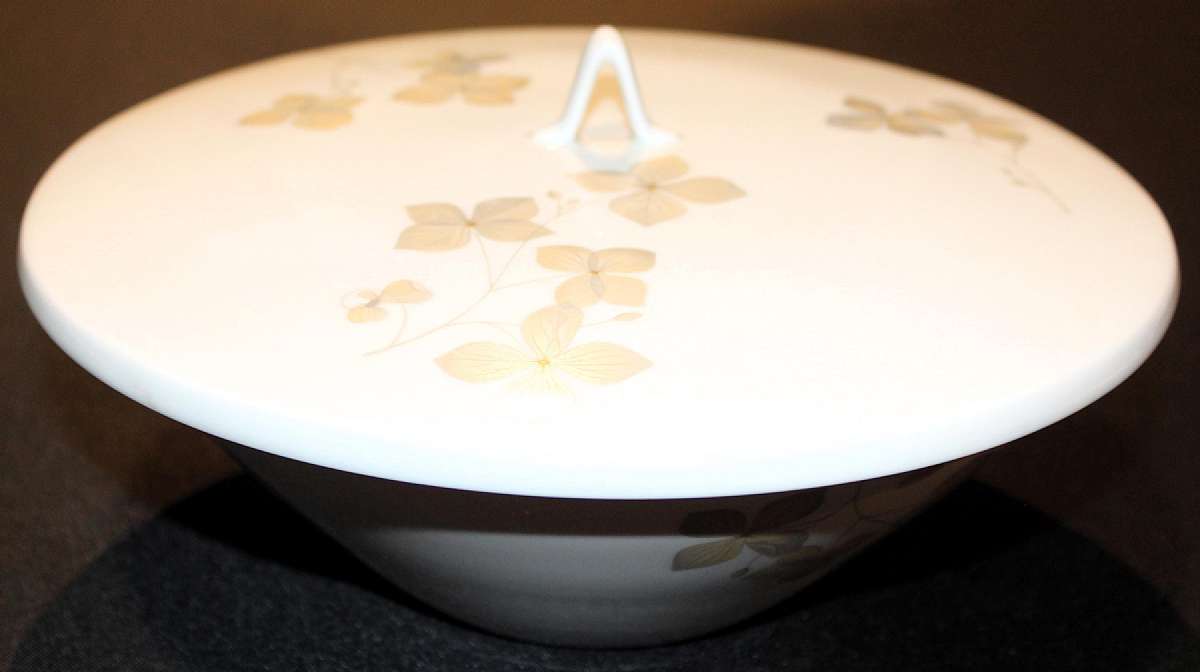 Up for sale is this Quality Rosenthal Wood Nymph Covered Vegetable Bowl with no chips or cracks. In excellent condition. The bowl measure approx. 9 1/8"W. Please see my other sales for more of this pattern.Shipping Excludes: Alaska/Hawaii, US Protec