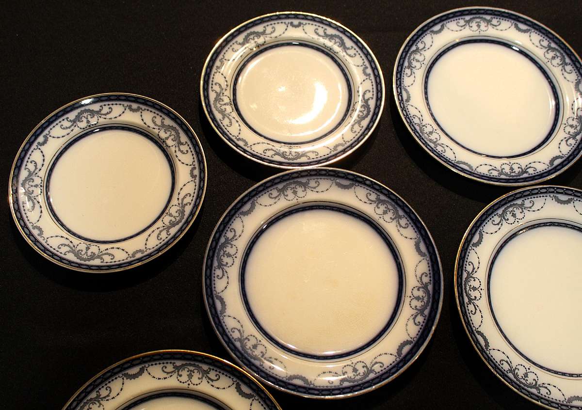 Up for sale are these Antique BURGESS & LEIGH Middleport Pottery Belvoir Flow Blue Eight Piece Set 1912-1919. Included are five 9"plates, two 8" Plates and one oval bowl that measures approx. 9 5/8"L by 7"W by 2" Deep. No chip