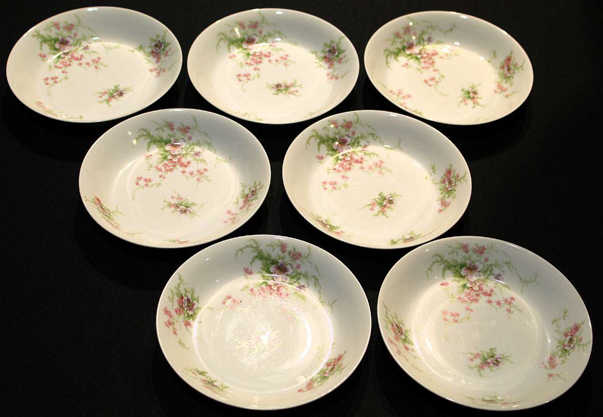 Up for sale are these Wm Guerin Pattern GUE52 Limoges France Antique Seven Coupe Soup Bowls in excellent condition with no chips or cracks. The bowls measure approx. 7 1/2"W. Please see my other sales for more of this beautiful pattern.Shipping Excl