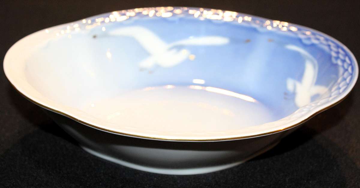 Up for sale is this Bing & Grondahl Seagull Oval Serving Bowl #573 in excellent condition with no chips or cracks. Measures approx. 9 3/8"L by 7 1/2"W.Shipping Excludes: Alaska/Hawaii, US Protectorates, APO/FPO, PO BoxShipping Provided to