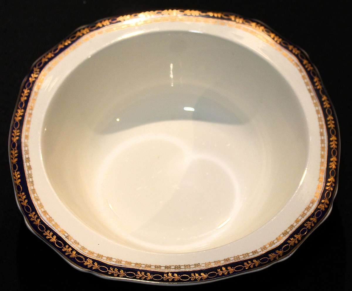 Up for sale is this Alfred Meakin Bleu De Roi Serving Bowl in great condition with no chips or cracks or crazing. The Bowl measure approx. 10 5/8"W by 3"D. Shipping Excludes: Alaska/Hawaii, US Protectorates, APO/FPO, PO BoxShipping Provided to