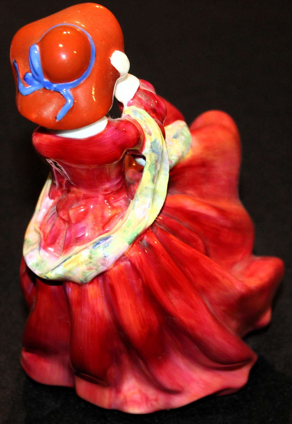 Up for sale is this Fantastic Royal Doulton Top O' The Hill HN1834 Figurine in excellent condition with no chips or cracks. Measures approx. 7.25"T.Shipping Excludes: Alaska/Hawaii, US Protectorates, APO/FPO, PO BoxShipping Provided to the United S
