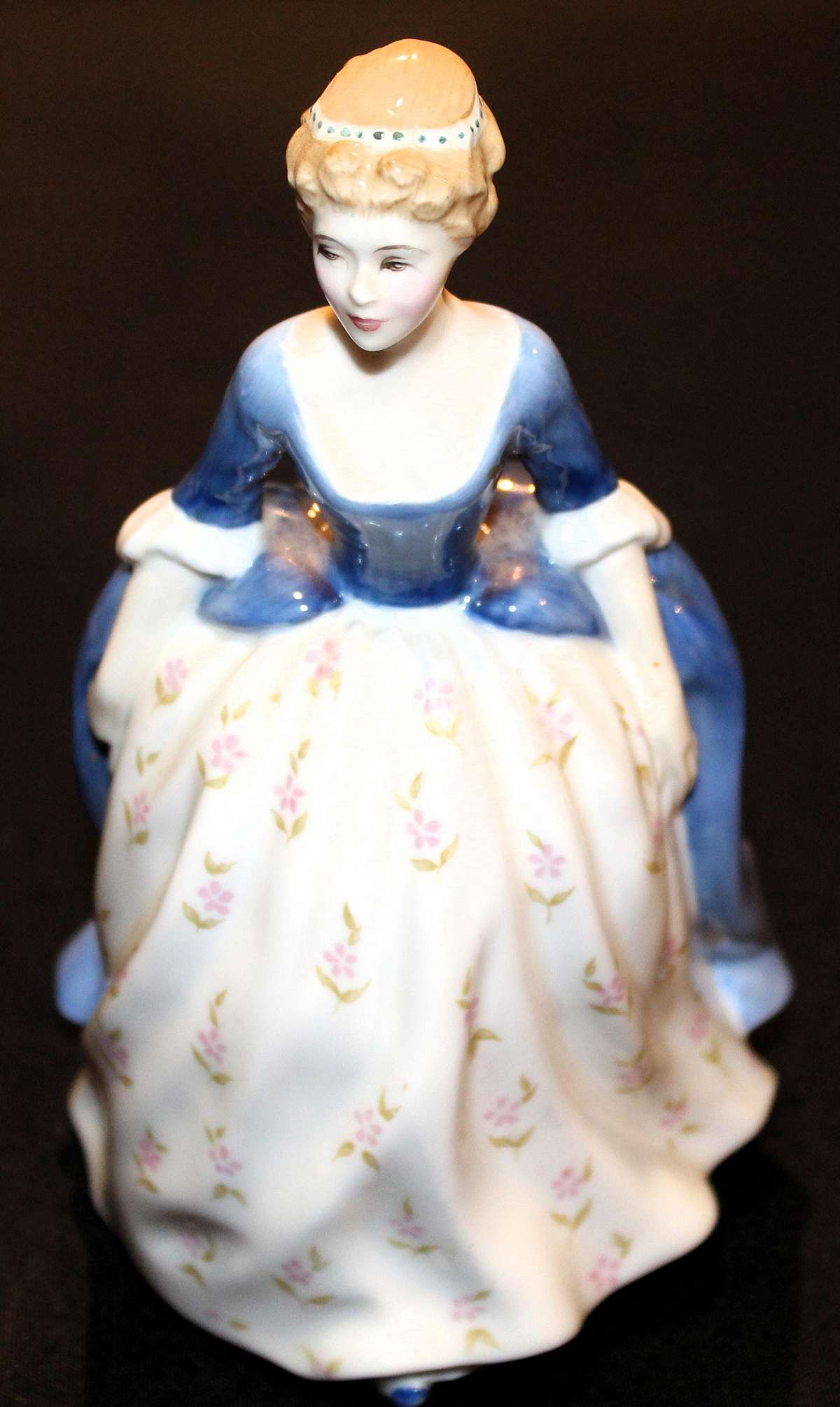 Up for sale is this Fantastic Royal Doulton Alison HN2336 Figurine in excellent condition with no chips or cracks. Measures approx. 7.5"T.Shipping Excludes: Alaska/Hawaii, US Protectorates, APO/FPO, PO BoxShipping Provided to the United States Only