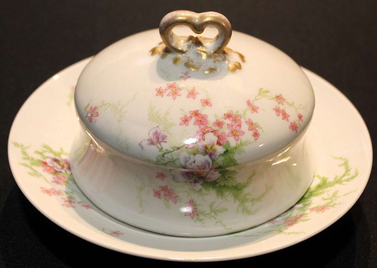Up for sale are these Wm Guerin Pattern 52 Limoges France Antique Round Covered Butter Dish in excellent condition with no chips or cracks. The Plate measure approx. 7 1/4"L. Please see my other sales for more of this beautiful pattern.Shipping Excl