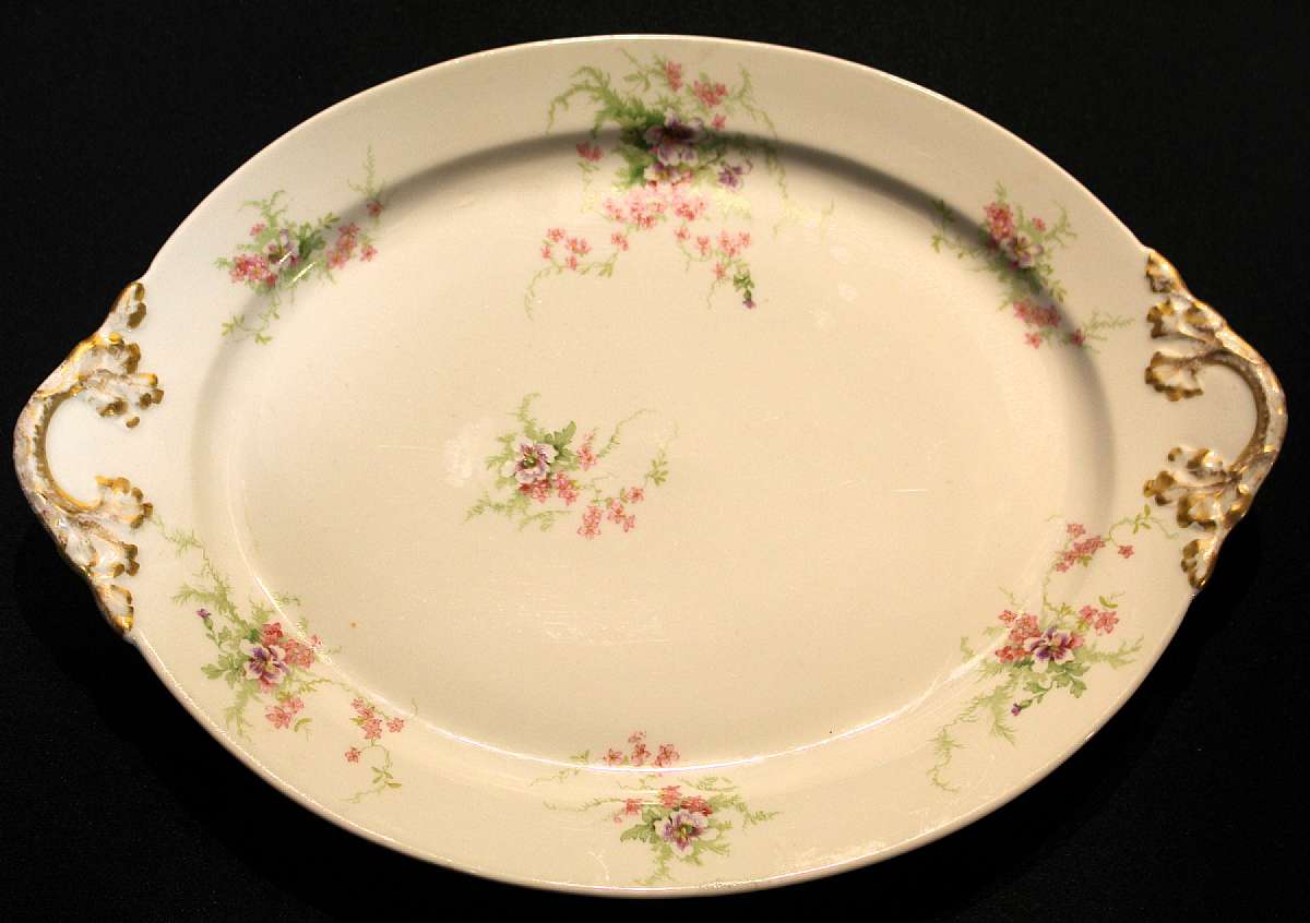Up for sale are these Wm Guerin Pattern 52 Limoges France Antique Oval 16 Inch Platter in excellent condition with no chips or cracks. The Platter measure approx. 16"L by 11 3/4"W. Please see my other sales for more of this beautiful pattern.Sh