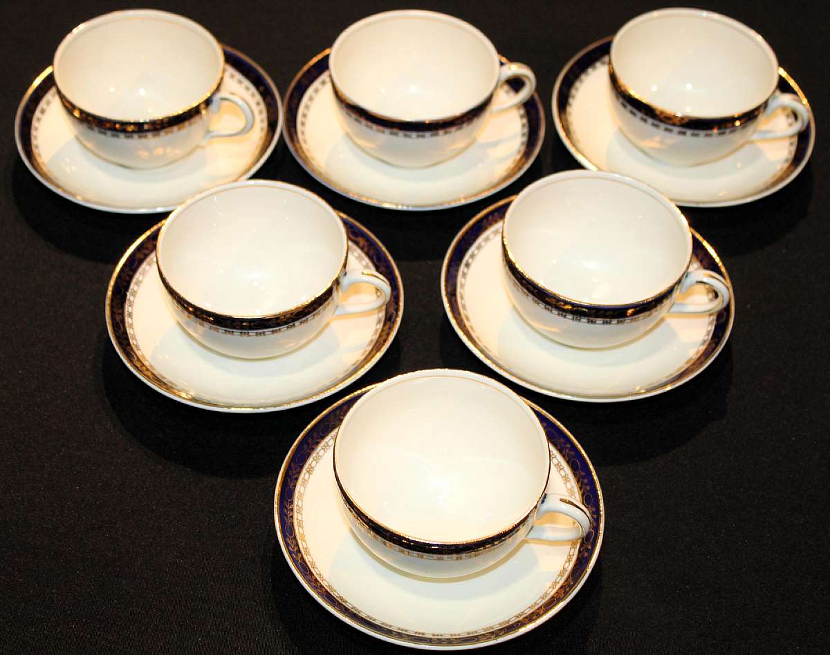 Up for sale are these Alfred Meakin Bleu De Roi Set Of Six Cups & Saucers in great condition with no chips or cracks. The cups measure approx. 2 1/4"T by 3 1/2"W and the saucer s are 5 3/4"W.  Shipping Excludes: Alaska/Hawaii, US Prote