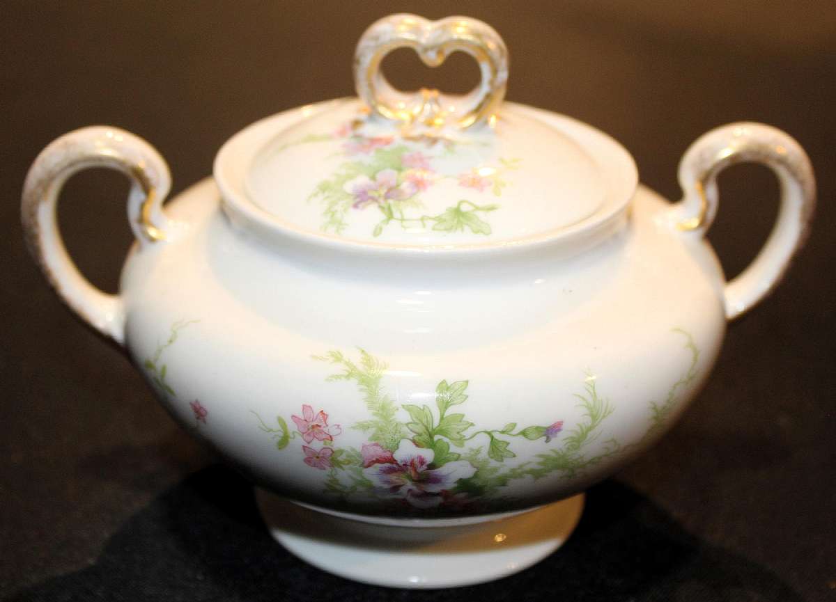 Up for sale is this Wm Guerin Pattern 52 Limoges France Antique Covered Sugar Bowl in excellent condition with no chips or cracks. The sugar bowl is 3 1/2"T. Please see my other sales for more of this beautiful pattern.Shipping Excludes: Alaska/Hawa