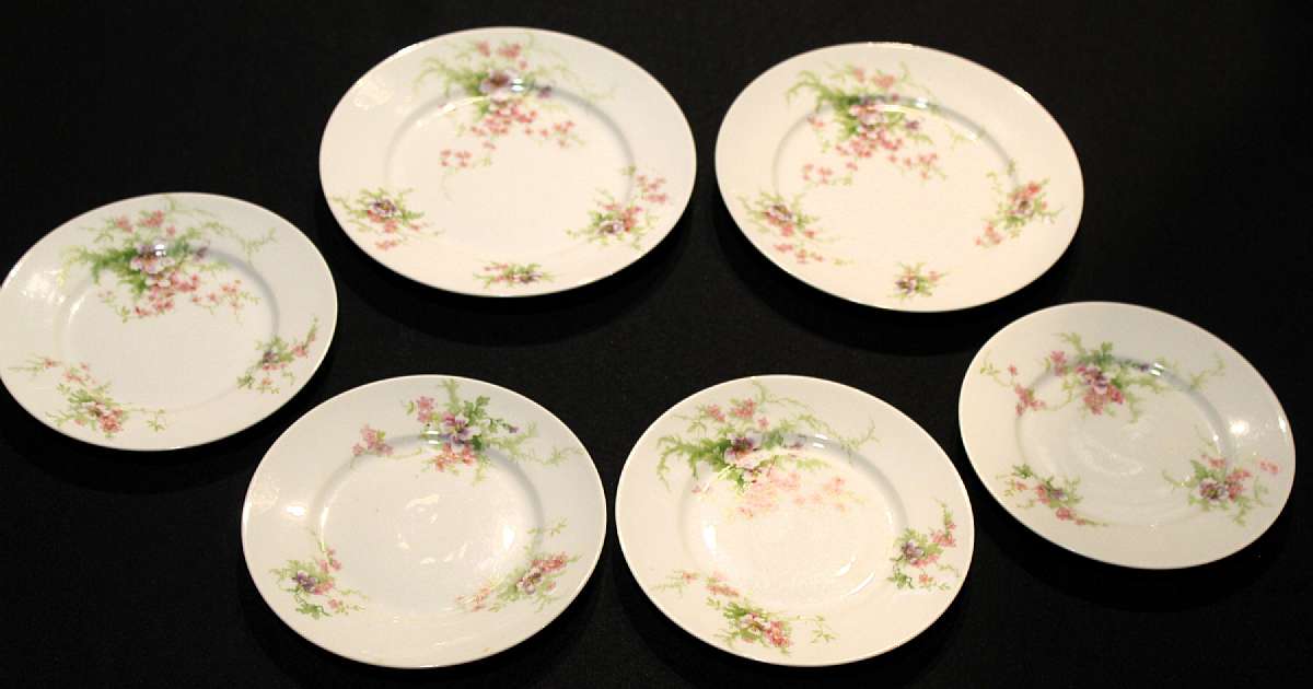 Up for sale are these Wm Guerin Pattern 52 Limoges France Antique Set of 2 Salad & 4 Bread Plates in excellent condition with no chips or cracks. The salad plates measure approx. 7 3/8"W and the bread plates 6 1/4"W. Please see my other sale
