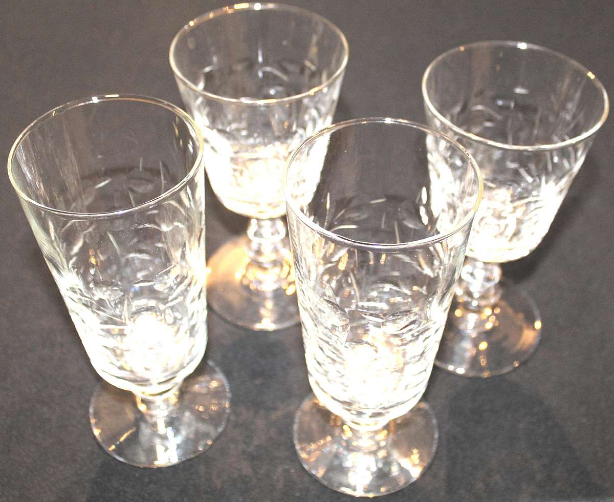 Up for sale are these Rock Sharpe Cherie Set Of Two Water Glasses & Two Iced Tea Glasses in excellent condition with no chips or cracks. The Water Glasses measure approx. 6 1/4" Tall by 3 1/4"W and the Iced Tea Glasses 6 3/4"T by 3 1/4&