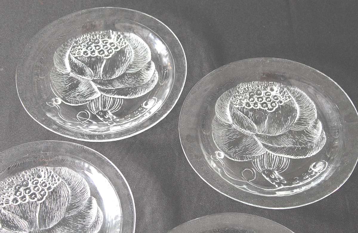 Up for sale are these Vintage Arabia Crystal Pioni (Peony) Set Of 4 Salad Plates in excellent condition with no chips or cracks. The plates measure approx. 8 1/8 "W. Please see my other sales for more of this beautiful pattern. Shipping Excludes: Al