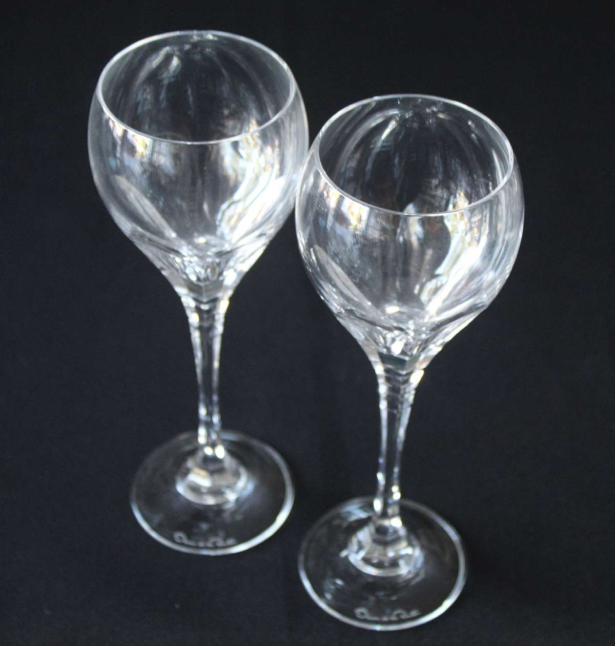 Up for sale are these Oscar De La Renta Le Grande Fleur Set Of Two Wine Glasses in excellent condition with no chips or cracks. They measure approx. 8 1/2" Tall and 2 3/4"W.Shipping Excludes: Alaska/Hawaii, US Protectorates, APO/FPO, PO BoxShi