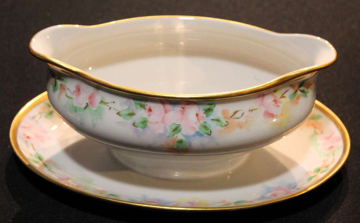Up for sale is this Royal Bayreuth Antique Pink Rose Floral Gravy Boat in great condition with no chips, cracks or crazing. Minor Gold Wear. The Gravy Boat measures approx. 9"L  by 6"W. This mark was used around 1902. Please see my other sales f
