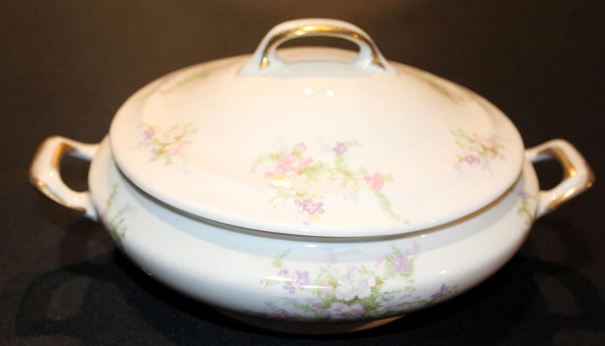 Up for sale is this Royal Jackson Featherweight China Covered Casserole in great condition with no chips or cracks. It measures approx. 8 1/2 inches wide and about 3 inches deep. Shipping Excludes: Alaska/Hawaii, US Protectorates, APO/FPO, PO BoxShippin