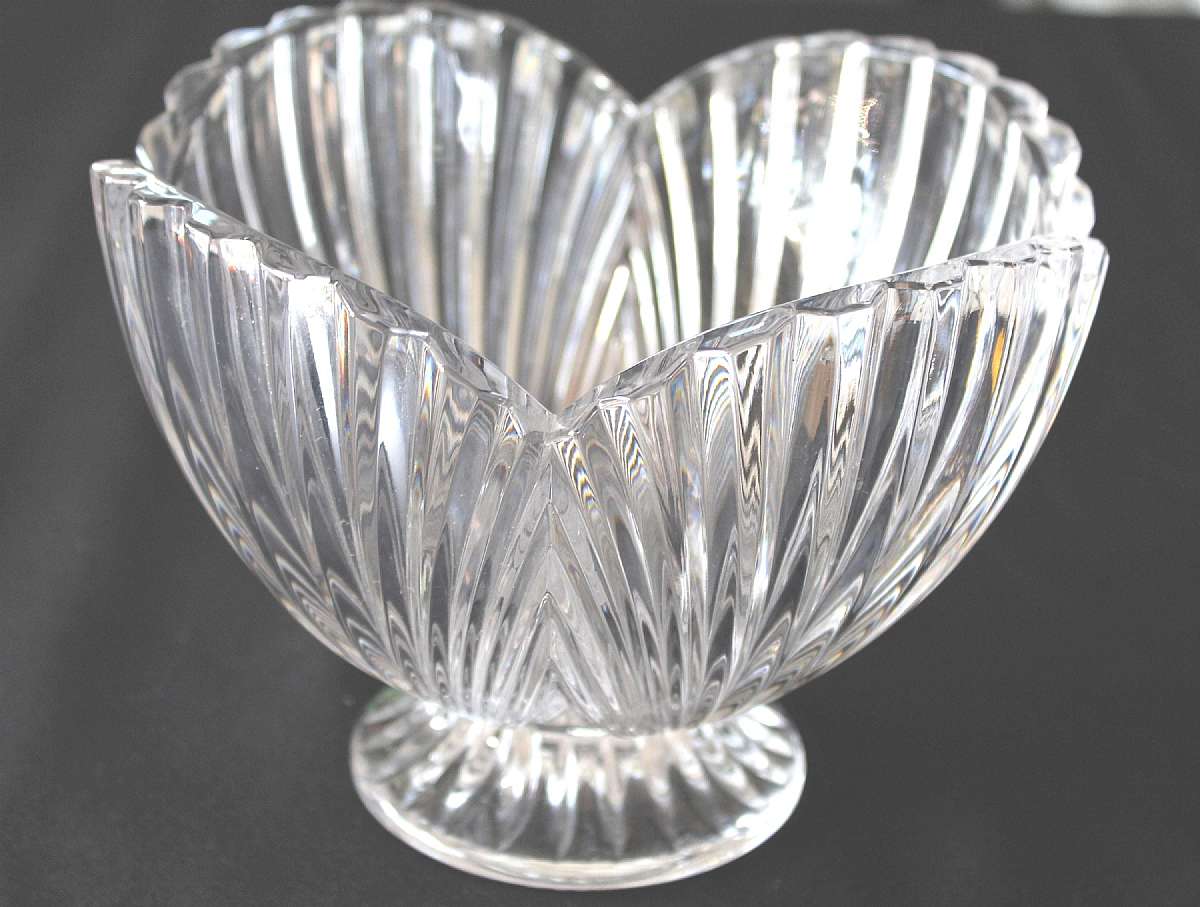 Up for sale is this Waterford Marquis Beautiful Crystal Table Bowl in excellent condition with no chips or cracks. Beautiful piece. Measures approx. 6 inches tall. & about 8 inches wide. Has a very nice crystal ting.Shipping Excludes: Alaska/Hawaii,
