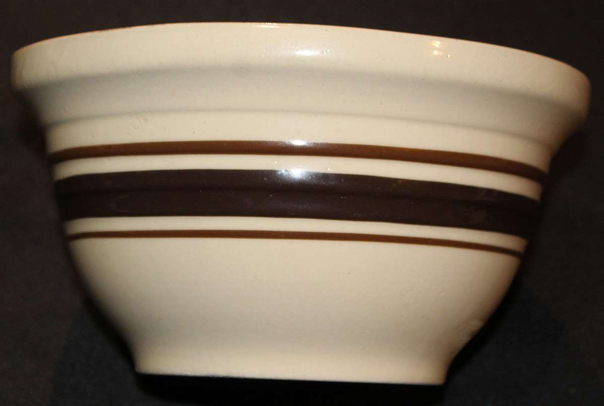 Up for sale is this Roseville Ohio Oven Proof Pottery Mixing Bowl in good condition with no chips or cracks.  Measures approx. 8 1/4"W by 4 1/4"D.Shipping Excludes: Alaska/Hawaii, US Protectorates, APO/FPO, PO BoxShipping Provided to the Unite