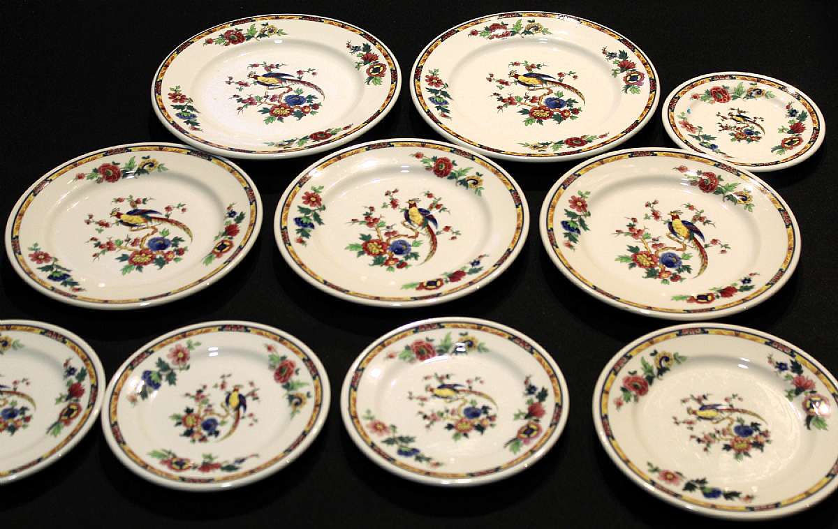 Up for sale are these Syracuse China Dewitt Clinton Set Of Ten Pieces in excellent condition with no chips or cracks. Included are Two 9" Luncheon Plates, Three 8 1/4" Salad Plates, One 7 1/4" Pie Plate, Three 6 1/8" Bread Plates and O