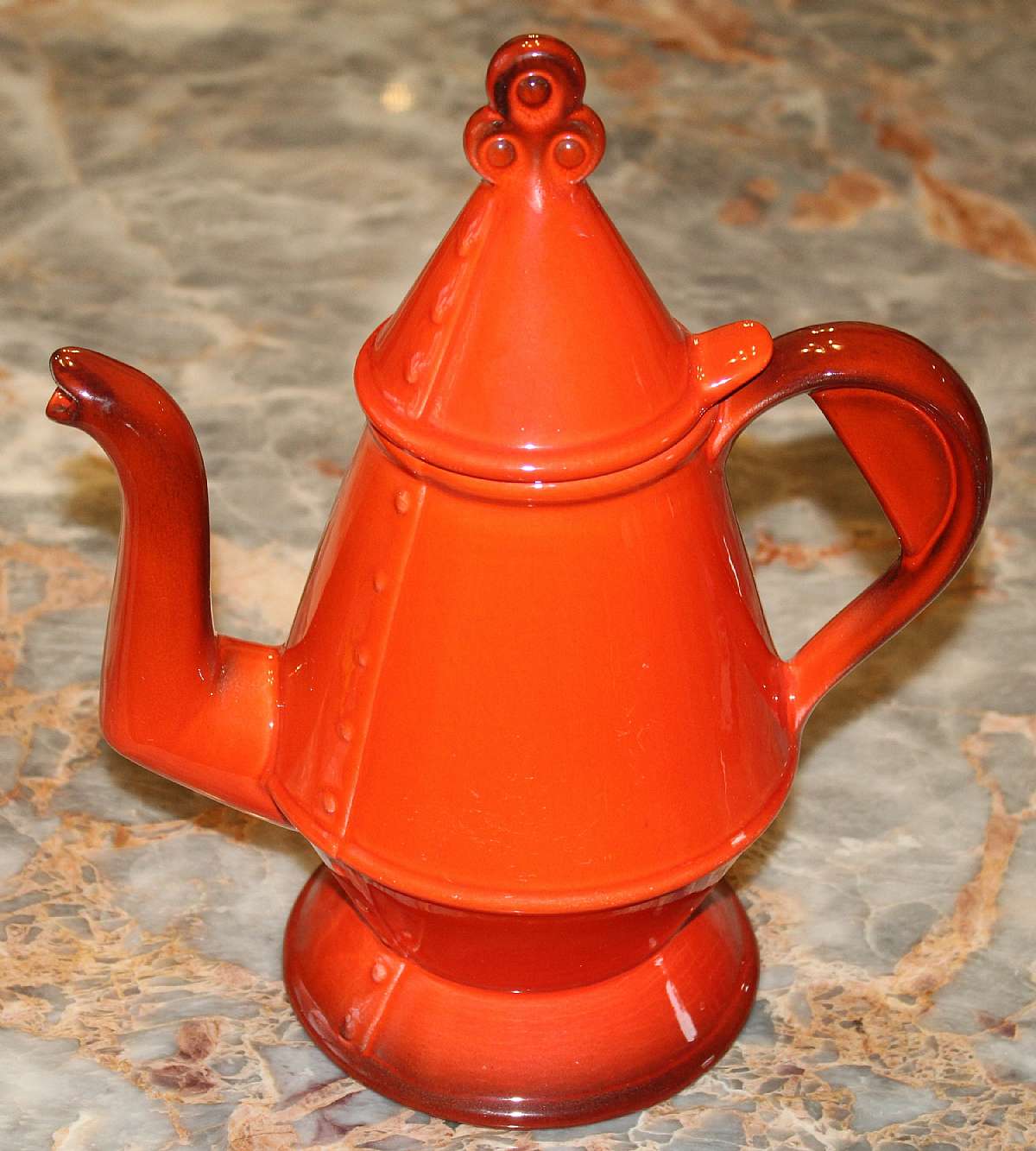 Up for sale is this Metlox Poppytrail Red Rooster Red Coffee Pot in excellent condition with no chips or cracks. It measures approx. 11 inches tall with the lid & about 9 inches from end of spout to end of handle.Shipping Excludes: Alaska/Hawaii, US