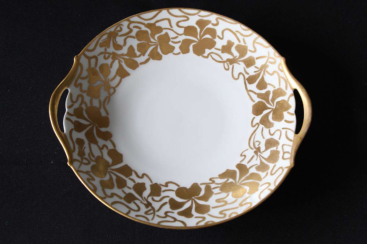 Up for sale is this antique T & V France (Tressemanes & Vogt) Handled Plate in great condition with no chips or cracks and minor gold wear. Measures approx. 10 7/8"W.Shipping Excludes: Alaska/Hawaii, US Protectorates, APO/FPO, PO BoxShippin