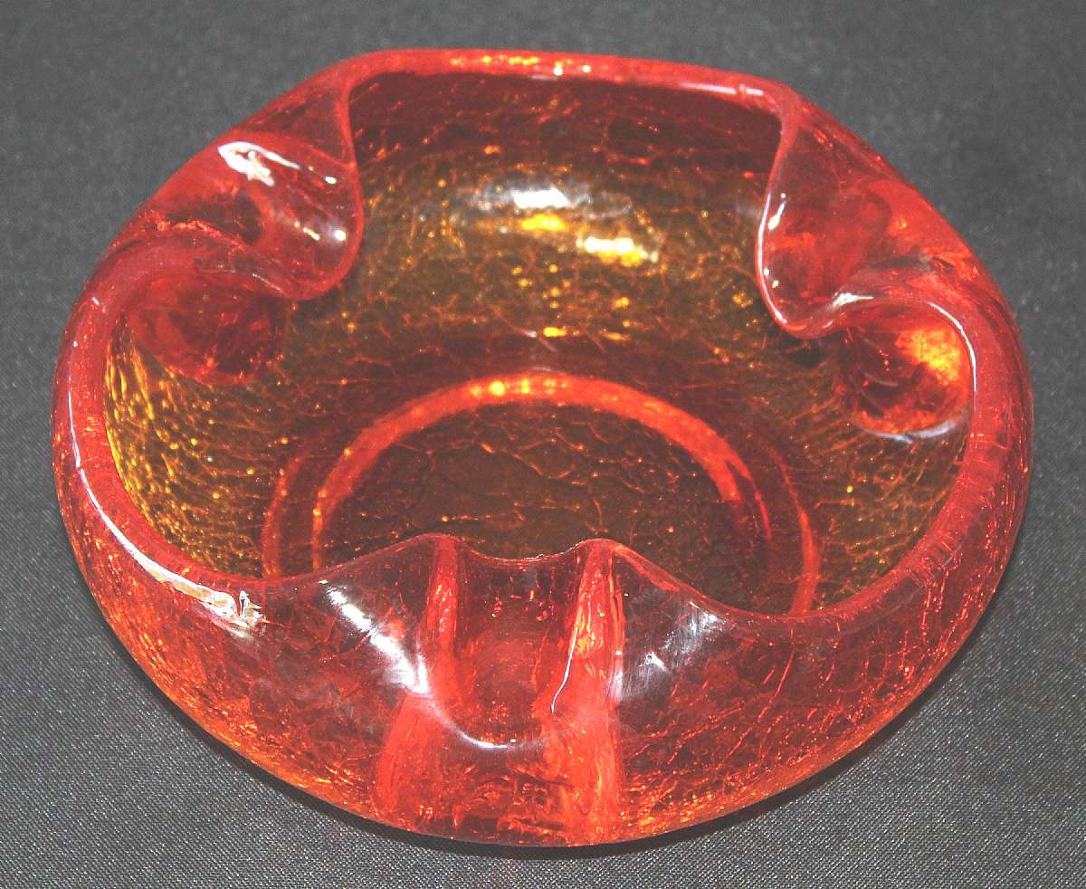 Up for sale is this Amberina Crackle Folded Glass Round Bowl in excellent condition with no chips or cracks. The bowl measure approx. 2 1/2"T by 7"W.Shipping Excludes: Alaska/Hawaii, US Protectorates, APO/FPO, PO BoxShipping Provided to the Un