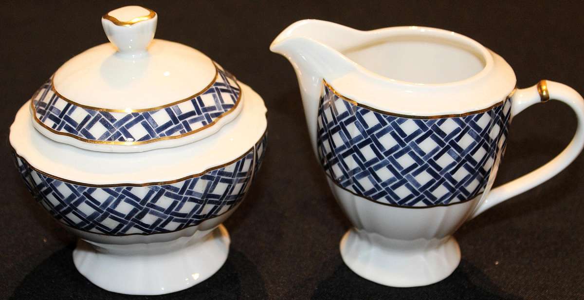 Up for sale are these Ralph Lauren Lattice Creamer & Covered Sugar Bowl in excellent condition with no chips or cracks.   Please see my other sales for more of this beautiful pattern.Shipping Excludes: Alaska/Hawaii, US Protectorates, APO/FPO, PO Box