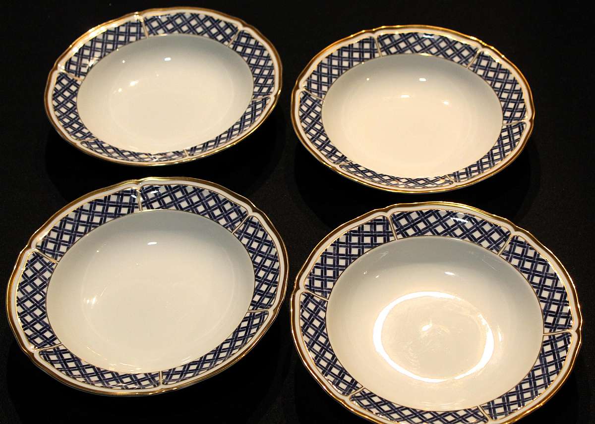 Up for sale are these Ralph Lauren Lattice Set Of Four Rimmed Soup Bowls in excellent condition with no chips or cracks. They Measure approx. 9 3/8"W. Please see my other sales for more of this beautiful pattern.Shipping Excludes: Alaska/Hawaii, US