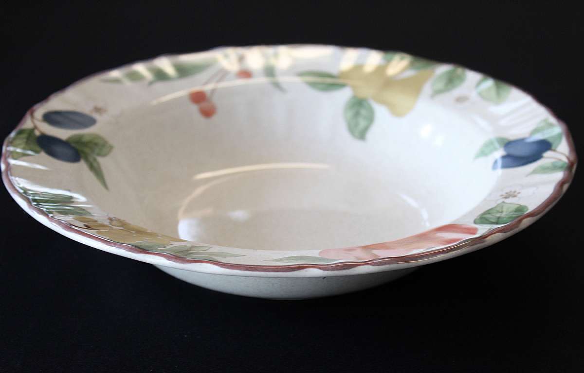 Up for sale are these Mikasa Fruit Panorama Round 10 Inch Vegetable Bowl in great condition with no chips or cracks. The Vegetable bowl measures approx. 10 1/2"W by 2 1/4"D.  Shipping Excludes: Alaska/Hawaii, US Protectorates, APO/FPO, PO BoxS
