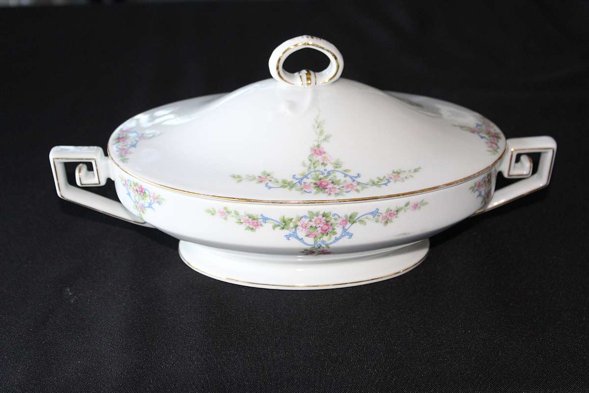 Up for sale is this Tirschenreuth The Eton Oval Covered Serving Casserole Vegetable Bowl in very good condition with no chips or cracks. The bowl measures approx. 9 1/2"L by 6 5/8"W by 3"D.  Shipping Excludes: Alaska/Hawaii, US Protectorat