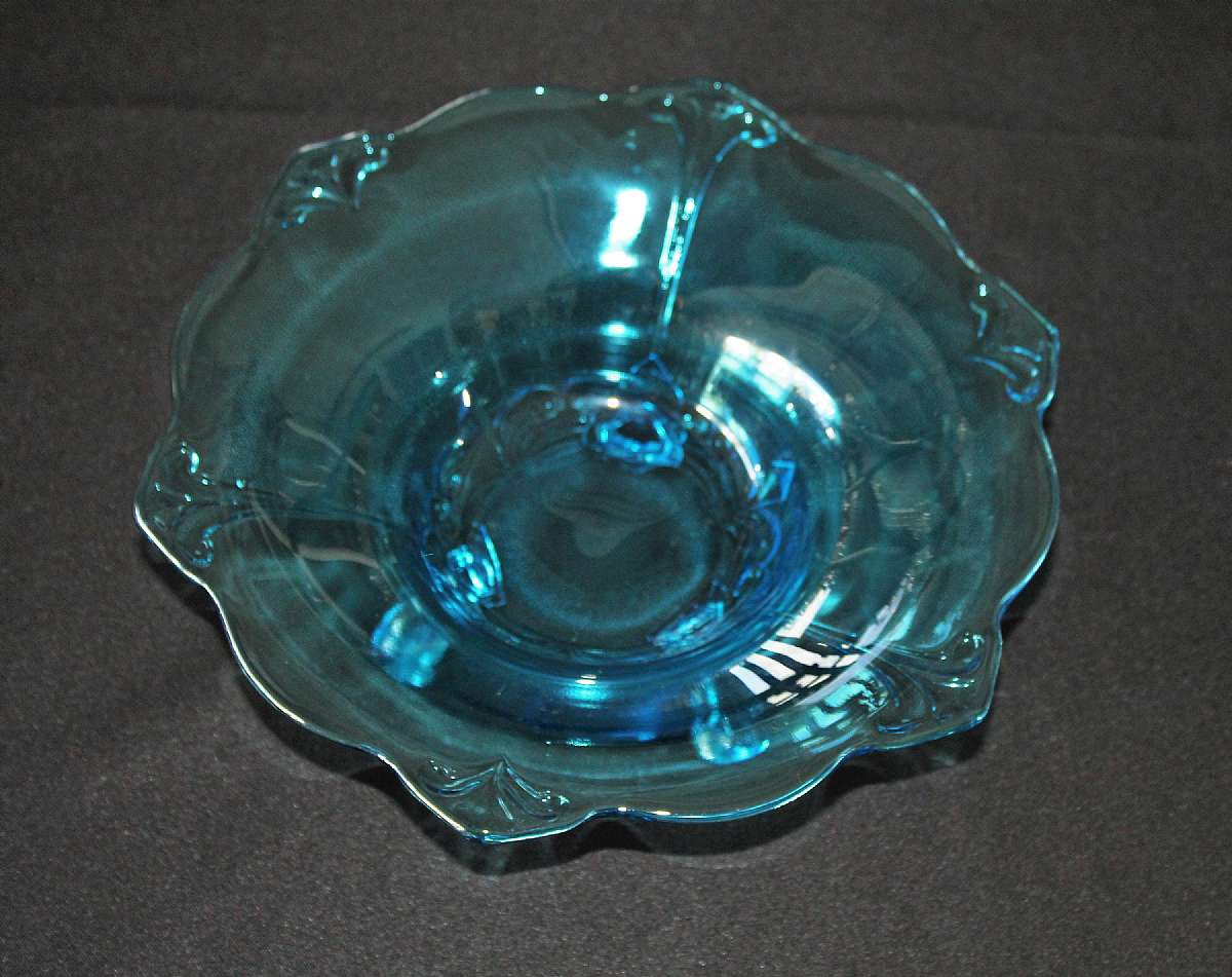Up for sale is this Beautiful Vintage Elegant Blue Tri Footed Table Bowl in excellent condition with no chips or cracks. The bowl measures approx. 11 3/4"W and is 4"T. Shipping Excludes: Alaska/Hawaii, US Protectorates, APO/FPO, PO BoxShipping