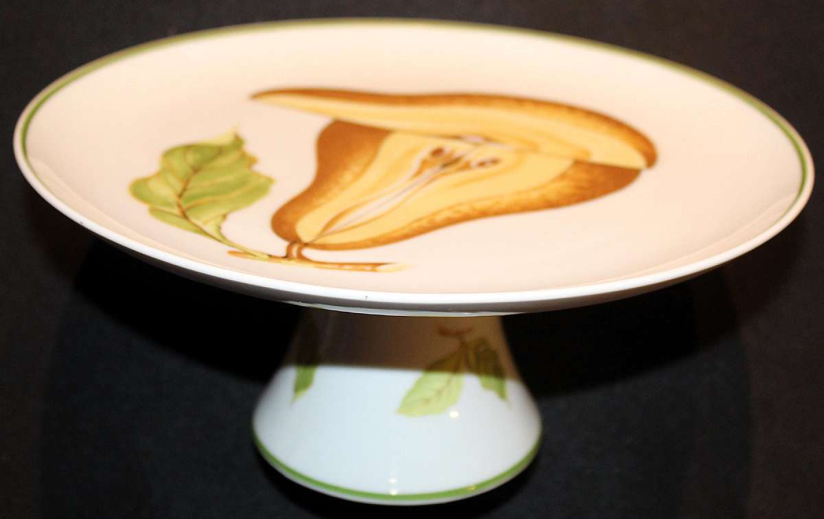 Up for sale is this rare Seymour Mann San Fernando Pear Design Footed Cake Stand in excellent condition with no chips or cracks. The Stand measure approx. 10 1/4"W.Shipping Excludes: Alaska/Hawaii, US Protectorates, APO/FPO, PO BoxShipping Provided