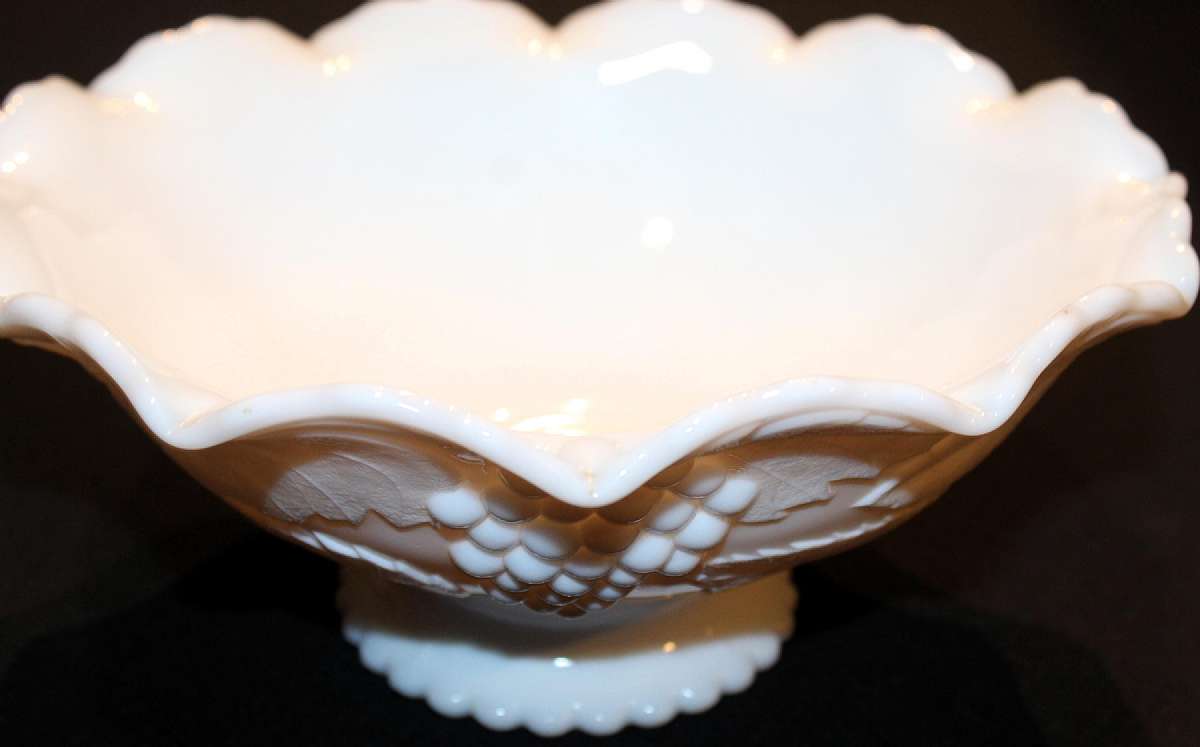 Up for sale is this Smith Glass Crimped Round Milk Glass Serving Bowl Grape Design in great condition with no chips or cracks. The bowl measures approx. 10 1/4 inches wide & about 4 1/2 inches high. Beautiful Piece.Shipping Excludes: Alaska/Hawaii, U