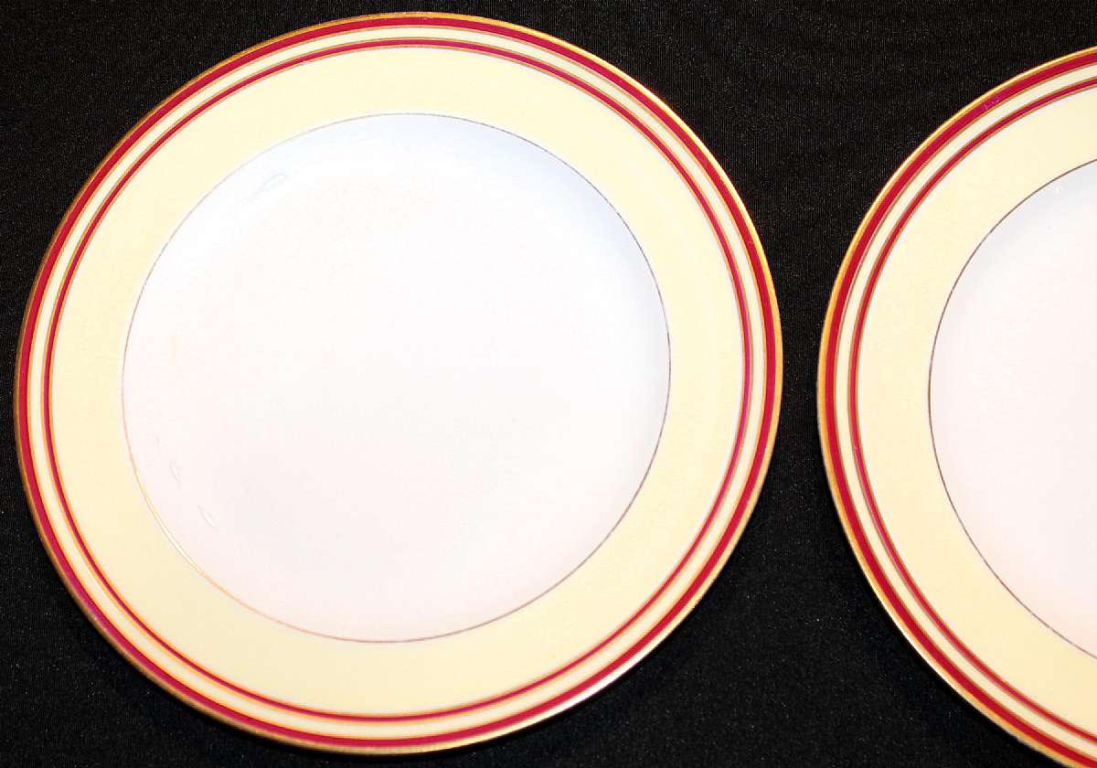 Up for sale are these Lorenz Hutschenreuther HUT1975 Selb Bavaria Set Of 4 Dinner Plates In very good condition with no chips, cracks or crazing. The Plates measures approx. 10"W. Shipping Excludes: Alaska/Hawaii, US Protectorates, APO/FPO, PO BoxS