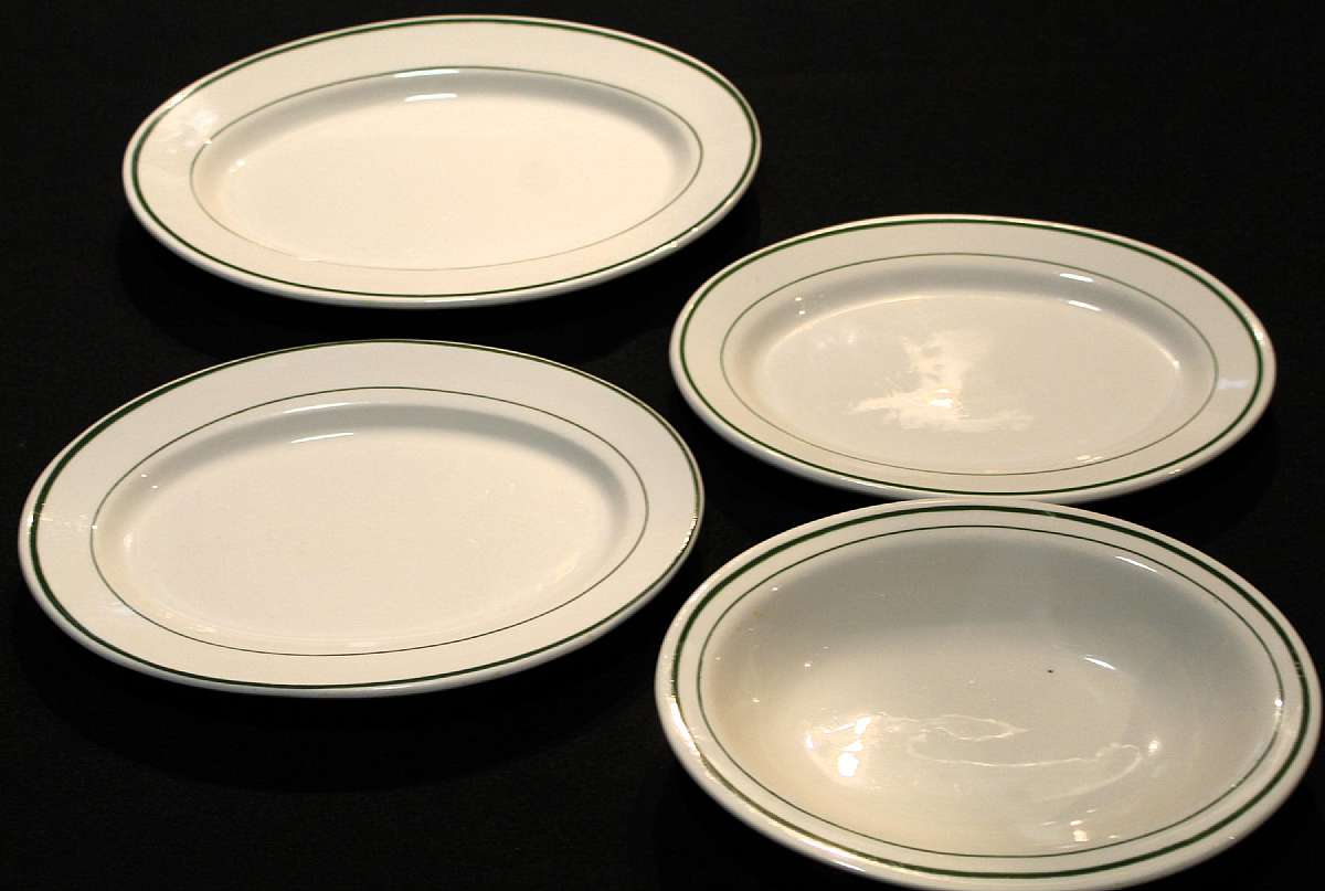 Up for sale are these Buffalo Pottery Pattern BUF4 Set Of Three Platters & One Serving Bowl in great condition with no chips or cracks. The Platters measure approx.11 1/2"L by 7 7/8"W, 12 1/4"L by 8 1/4"W, 13 1/4"L by 9"W